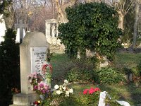 1. A József-család sírja